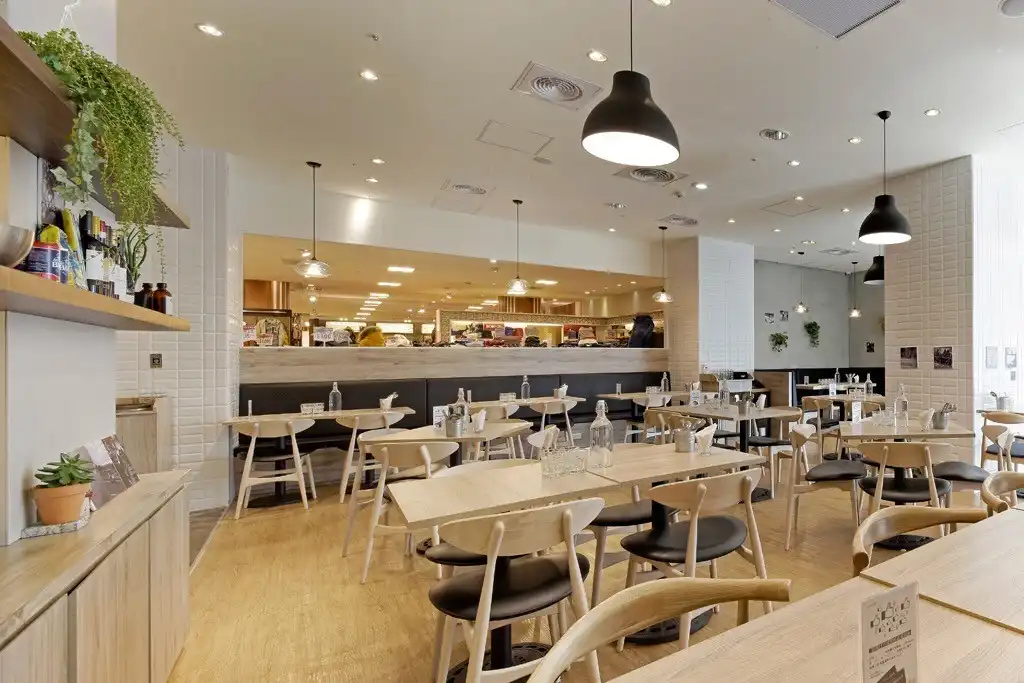 LINE_ALBUM_1-台北市中山北路SOGO百貨輕食餐廳_250415_5 奧沐空間設計協助業主與設計師之間溝通彼此的需求,在預算、機能、美感之間達成平衡,透過一條龍服務,從設計到工程,讓業主從靈感到落地,全方位掌控細節,打造獨樹一格的滿意空間